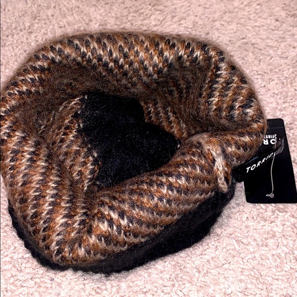 LEOPARD & BLACK FAUX FUR POM POM BEANIE - Picture 3 of 3